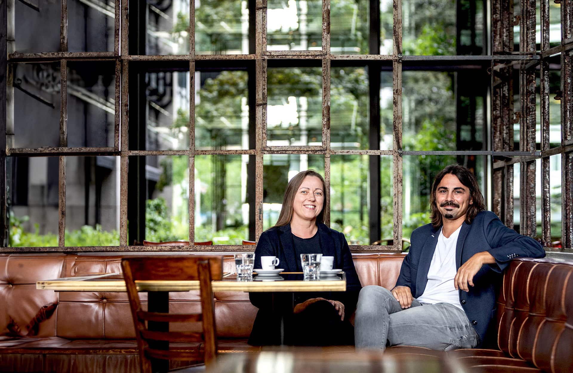 Das DEVnet-Team trinkt zusammen einen Kaffee.