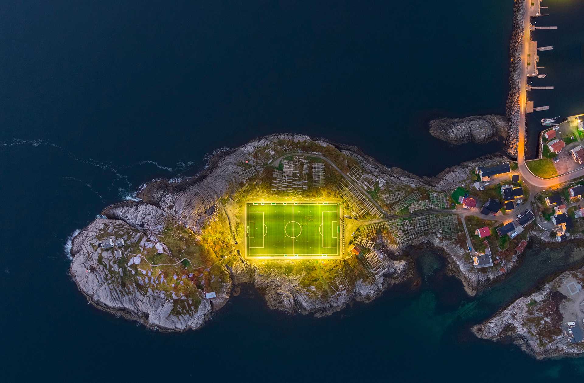 Leuchtendes Fußballstadion auf einer Insel von oben