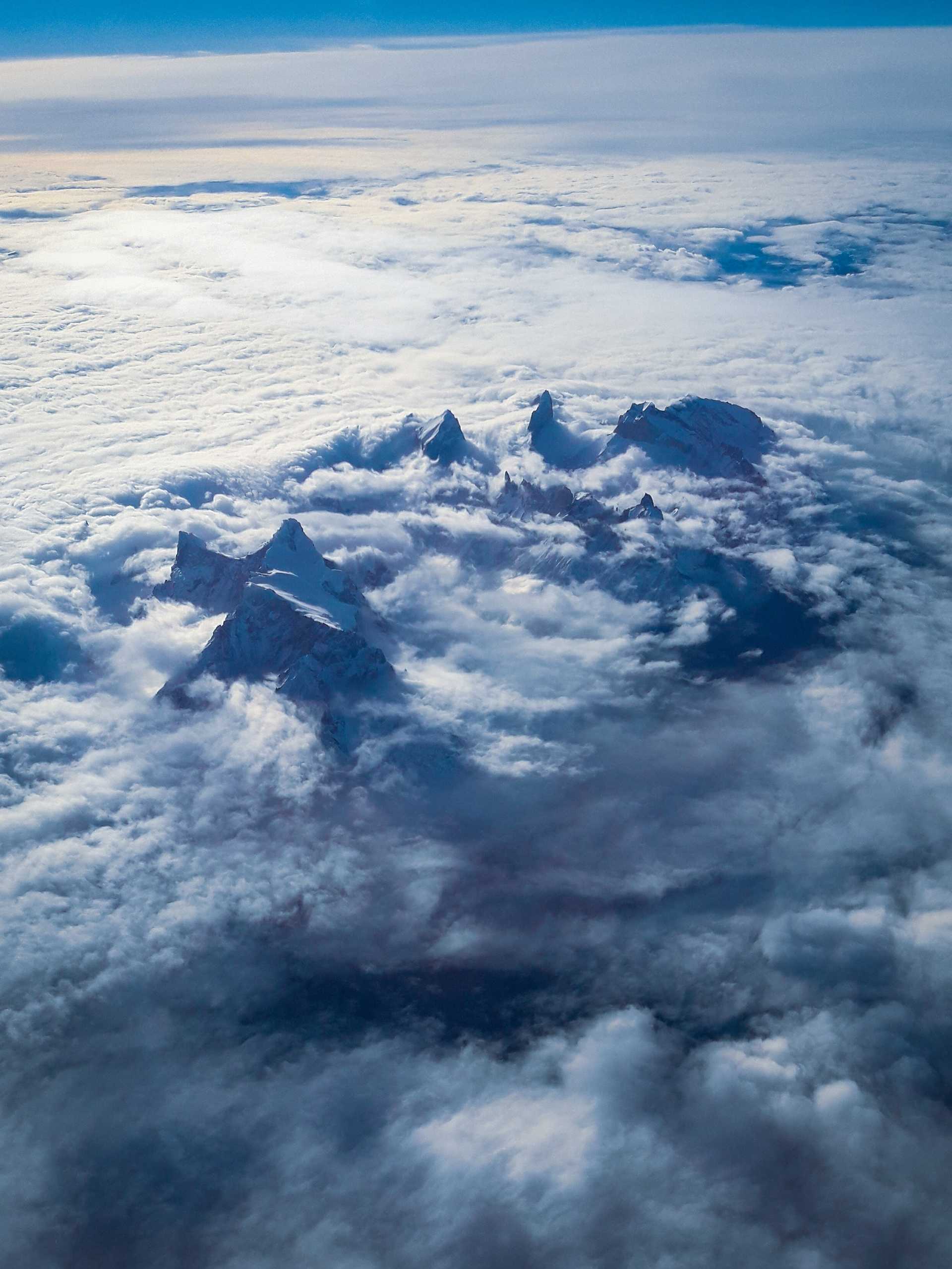 Bergspitzen ragen über die Wolken