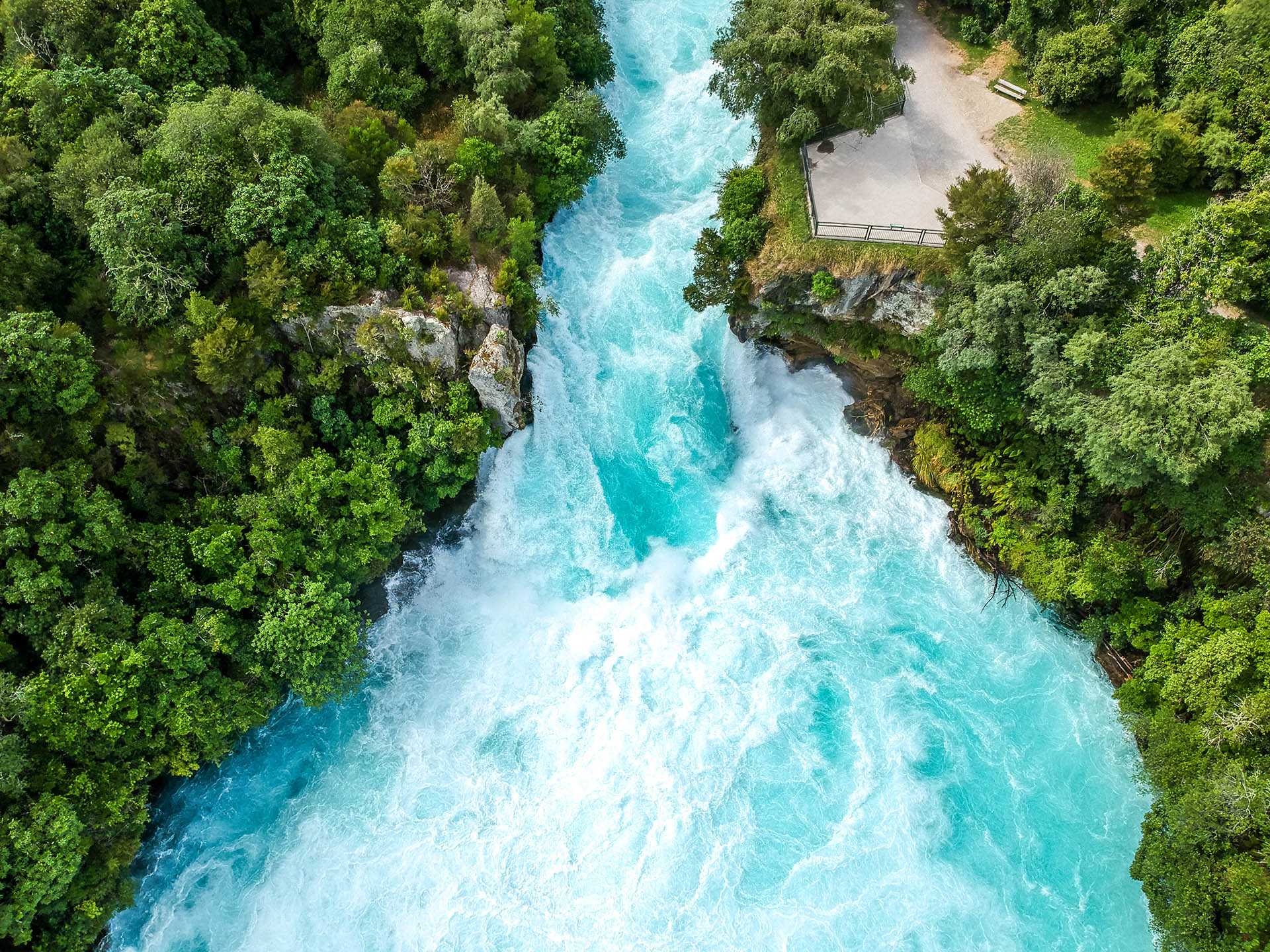 Wilder Fluss stürtzt Wasserfall herunter